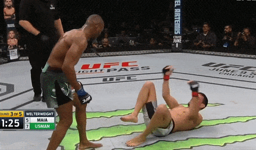 Vo si UFC nam ra san khieu khich doi thu hinh anh