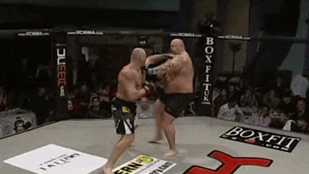 Vo si tung cu dam khien doi thu nang hon 170 kg do guc hinh anh