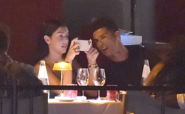 Ronaldo ben ban gai truoc ngay Champions League tro lai hinh anh