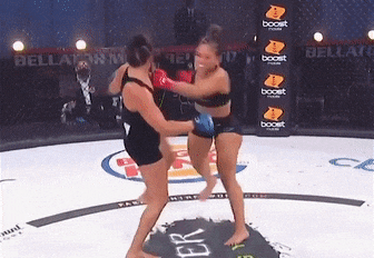 Nu vo si nhay an mung sau khi thang knock-out doi thu hinh anh