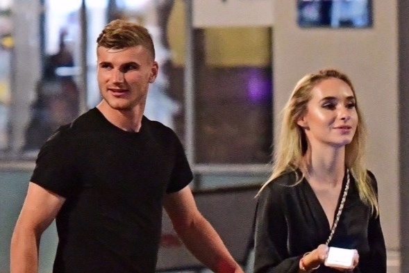 Werner cung ban gai di an nha hang giam gia o London hinh anh