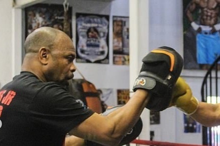 Roy Jones the hien suc manh truoc khi dau Mike Tyson hinh anh