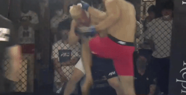 Bi ap dao, vo si tung cu dam ha guc doi thu hinh anh