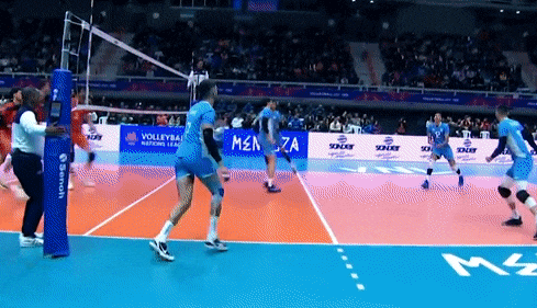 Nhung pha cuu thua bang chan trong bong chuyen hinh anh