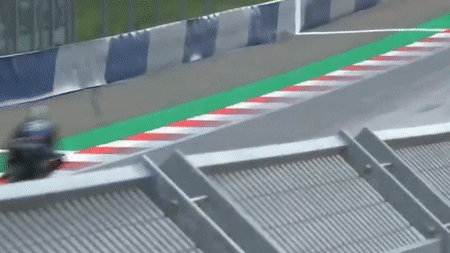 Tay dua nhay khoi xe o toc do hon 200 km/h hinh anh