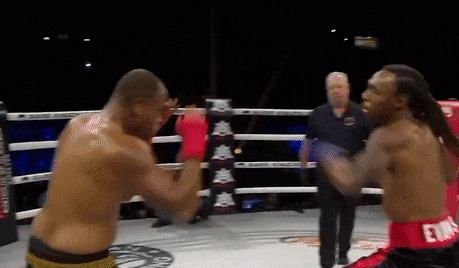 Cu dam khien doi thu bat tinh hinh anh