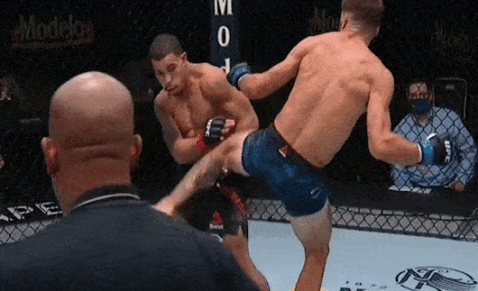 Vo si tung cu da chan trai ha do van doi thu sau 41 giay hinh anh