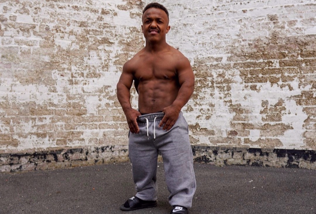 Chang trai cao 1,1 m chuan bi thuong dai hinh anh