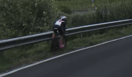 Nu tay dua xe dap roi khoi hang rao chan ben duong hinh anh