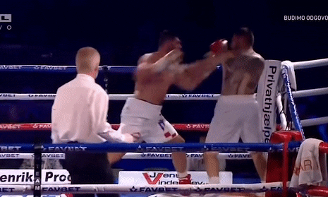 Bi knock-out, vo si guc dau bat tinh tren day bao san hinh anh