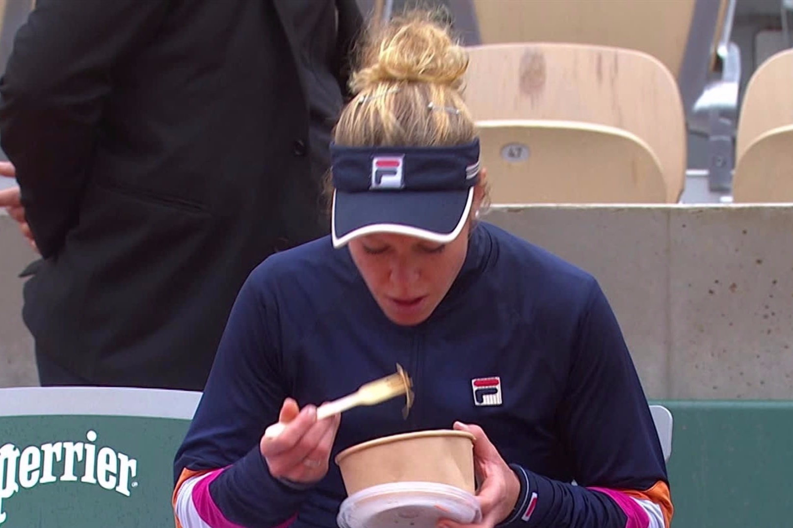 Tay vot dung bua trua ngay tren san hinh anh