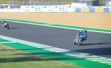 Tay dua MotoGP roi khoi xe va truot dai 10 m hinh anh