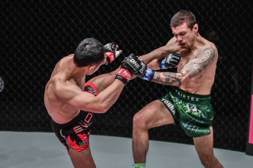 Vo si tung 10 cu da lien tiep khien doi thu do guc hinh anh