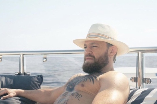 Ben trong du thuyen phien ban gioi han cua McGregor hinh anh