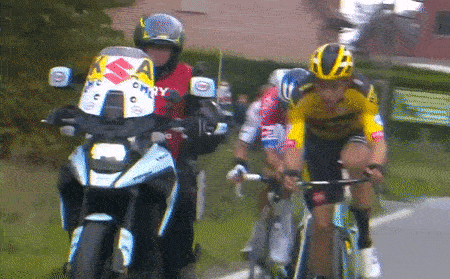 Cua-ro bi gay tay khi tong vao moto ho tong hinh anh