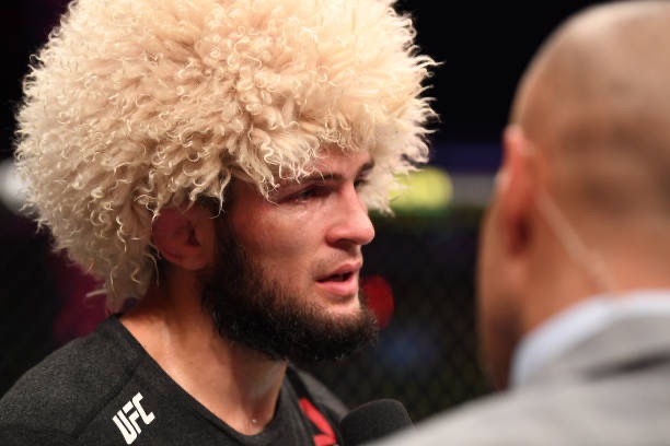 Khabib khoc sau chien thang tai UFC 254 hinh anh
