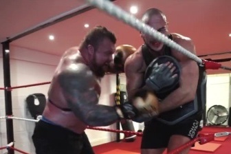 Luc si 164 kg tung dam khien HLV non ra mau hinh anh