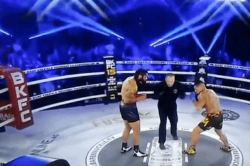 Cu dam knock-out sau 3 giay o giai quyen anh hinh anh