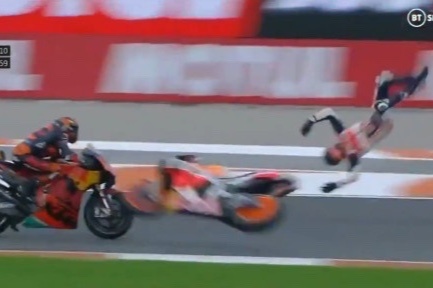 Tay dua MotoGP roi khoi xe hinh anh