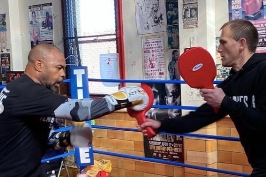 Jones Jr the hien suc manh truoc tran dau Mike Tyson hinh anh