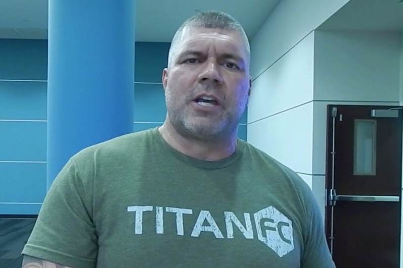 Giam doc dieu hanh giai MMA ra mat san dau o tuoi 49 hinh anh