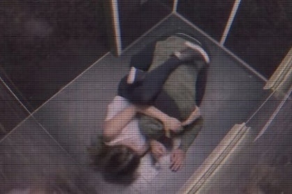 Don khoa siet giup tu ve khi bi tan cong trong thang may hinh anh