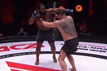 Vo si nang 120 kg tung dam khien doi thu do guc hinh anh