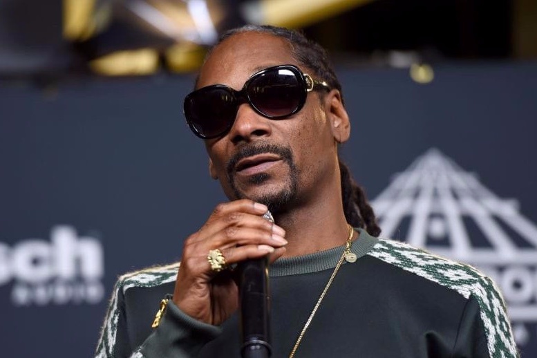 Snoop Dogg bi chi trich khi binh luan tran dau cua Mike Tyson hinh anh