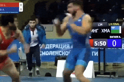 Hai do vat danh nhau trong luc thi dau hinh anh