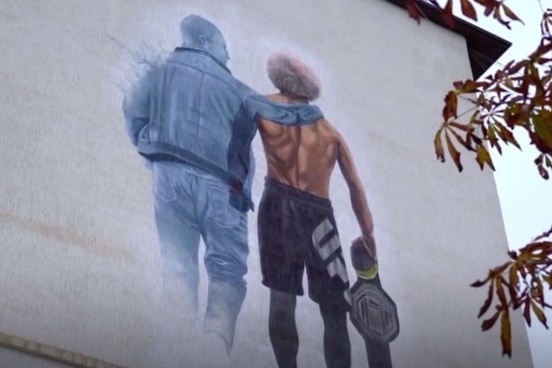 Buc tranh tuong Khabib va cha tren toa nha o Nga hinh anh