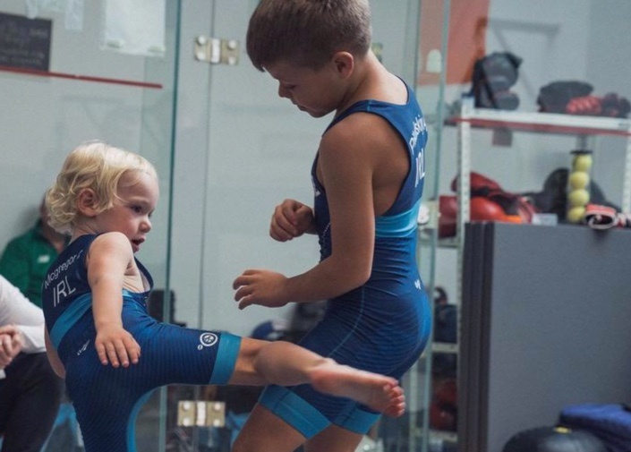 Con trai 3 tuoi cua McGregor the hien ky nang MMA hinh anh