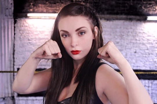 Bellator chieu mo nu vo si ha guc doi thu nam nang 240 kg hinh anh