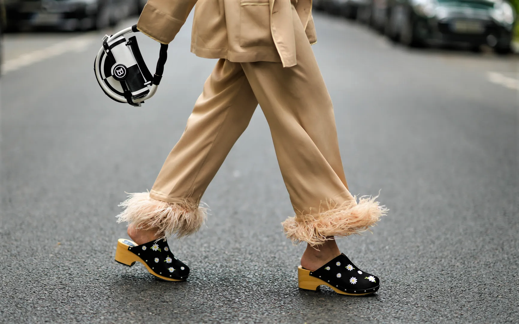 Mac gi voi giay de go hinh anh