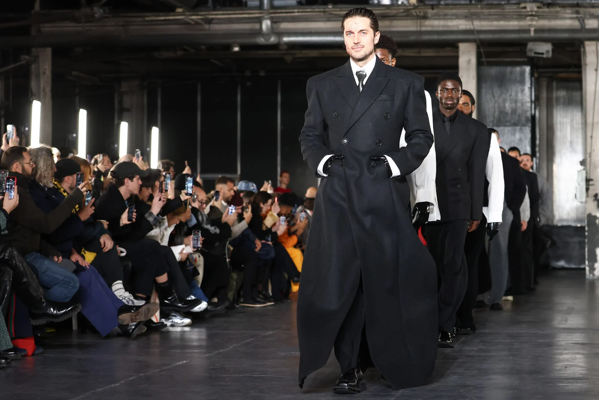 Thoi trang nam tai Haute Couture Week 2023 co gi noi bat hinh anh