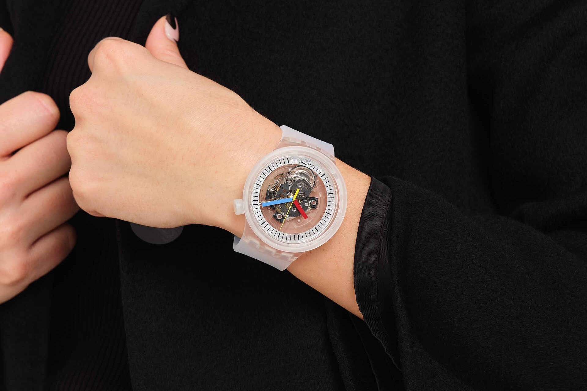 Dong ho trang don gian nhung khong don dieu hinh anh