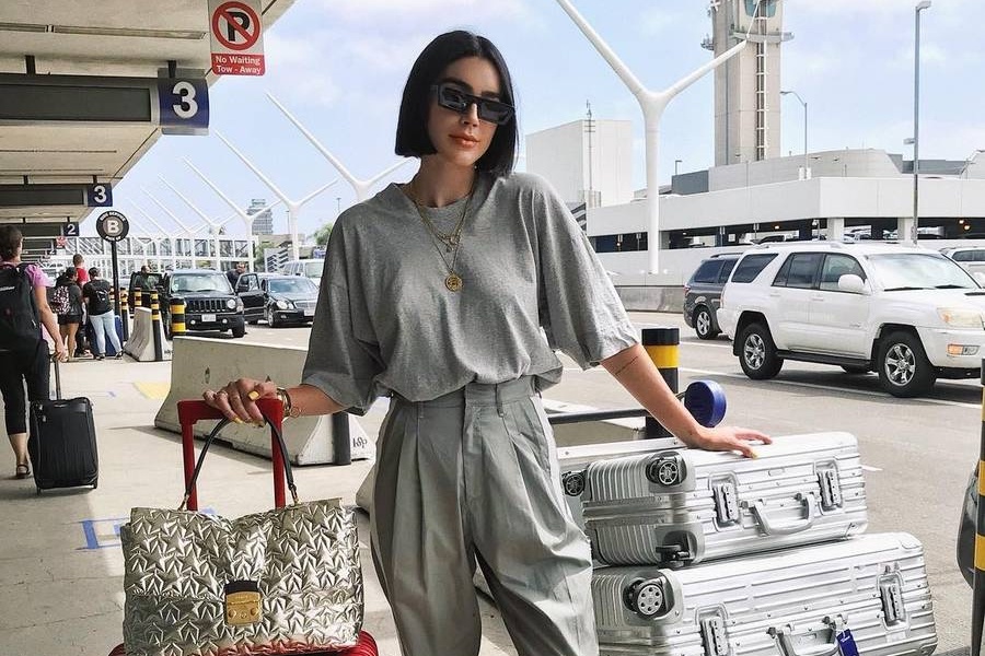 Mac gi trong nhung chuyen bay dai mua du lich hinh anh