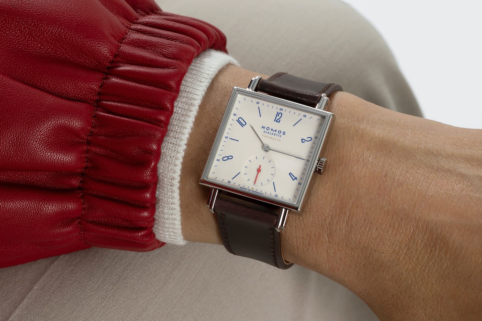 12 mau dong ho mat vuong dang chu y nhat 2023 hinh anh