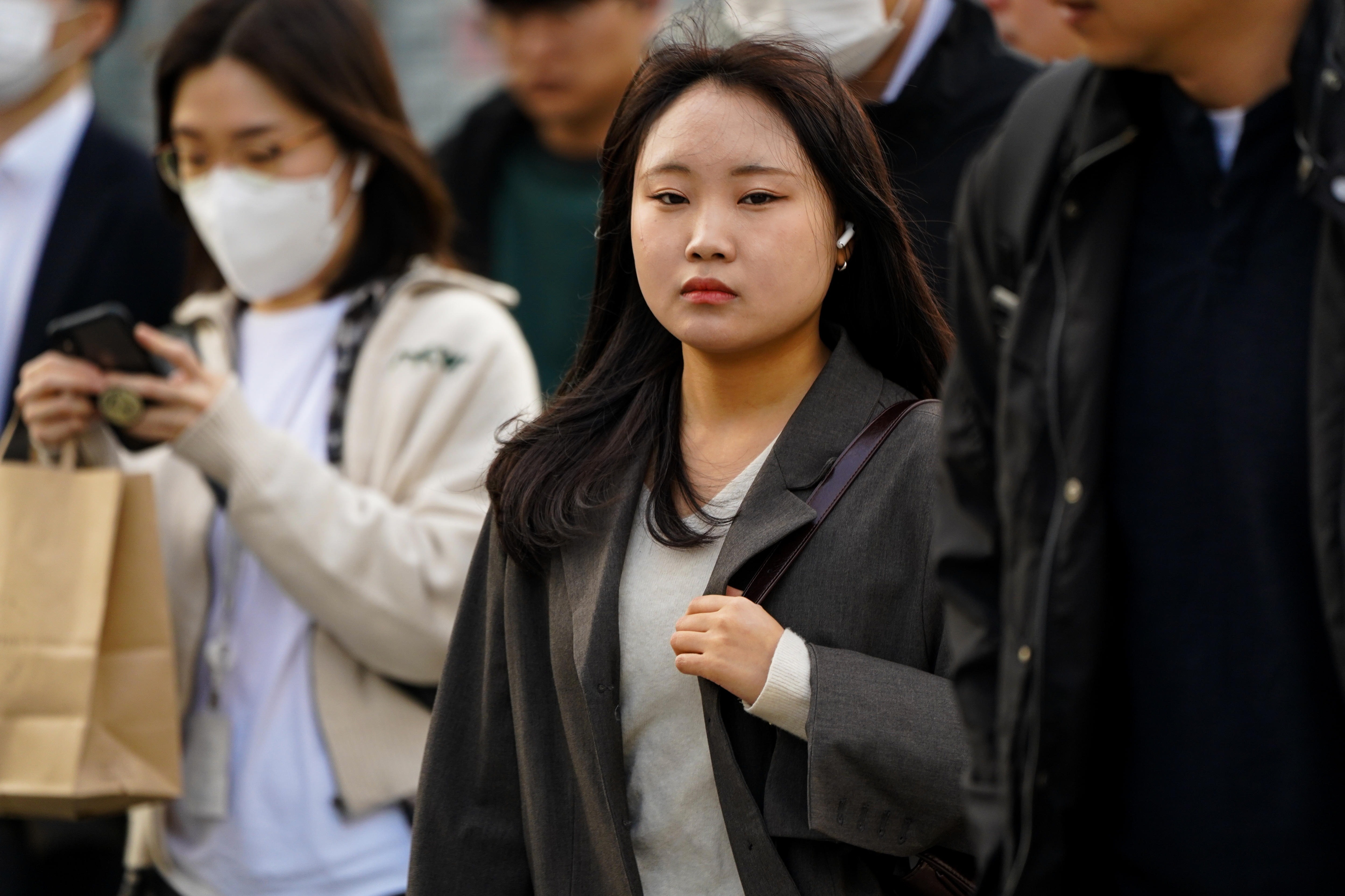 Dong tien gay am anh nguoi tre Han Quoc hinh anh