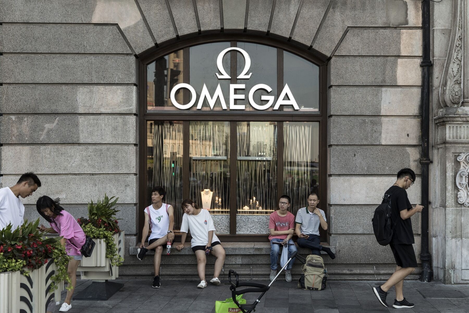 co phieu swatch giam, lon nhat the gioi, tap doan dong ho,  Swatch Group,  dong ho cao cap,  Omega Speedmaster anh 3