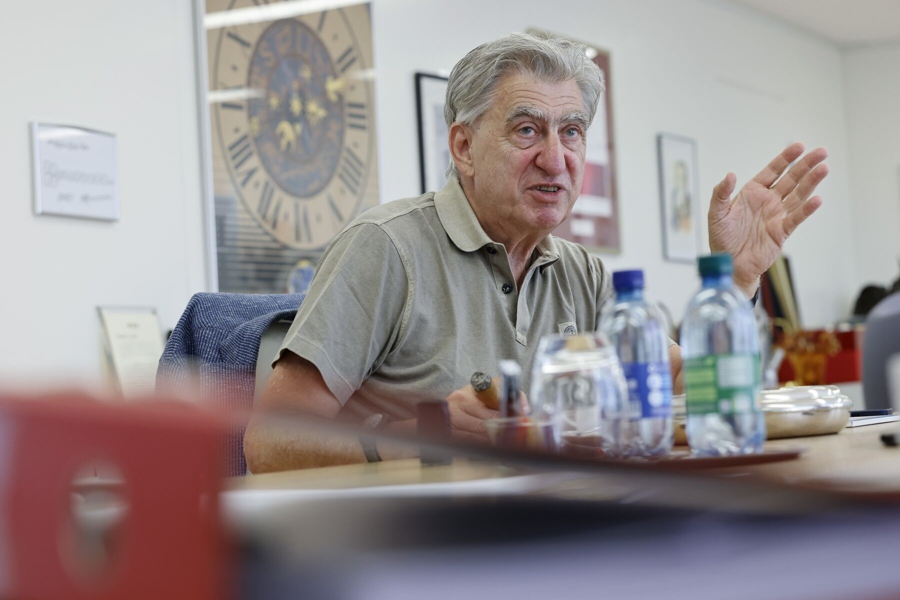 co phieu swatch giam, lon nhat the gioi, tap doan dong ho,  Swatch Group,  dong ho cao cap,  Omega Speedmaster anh 2