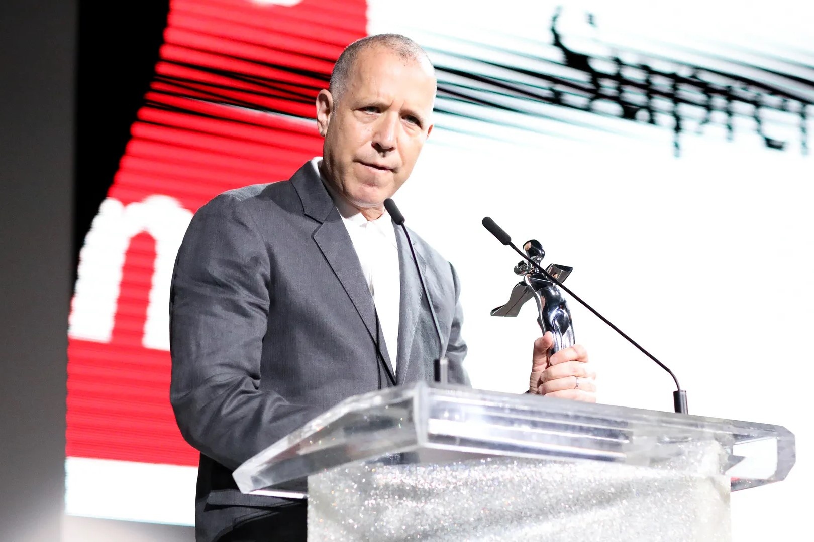 EssilorLuxottica mua supreme,  supreme bi mua lai,  supreme bi ban,  VF supreme,  supreme la gi,  supreme bi mua lai,  kinh rayban chinh hang,  kinh anh 2