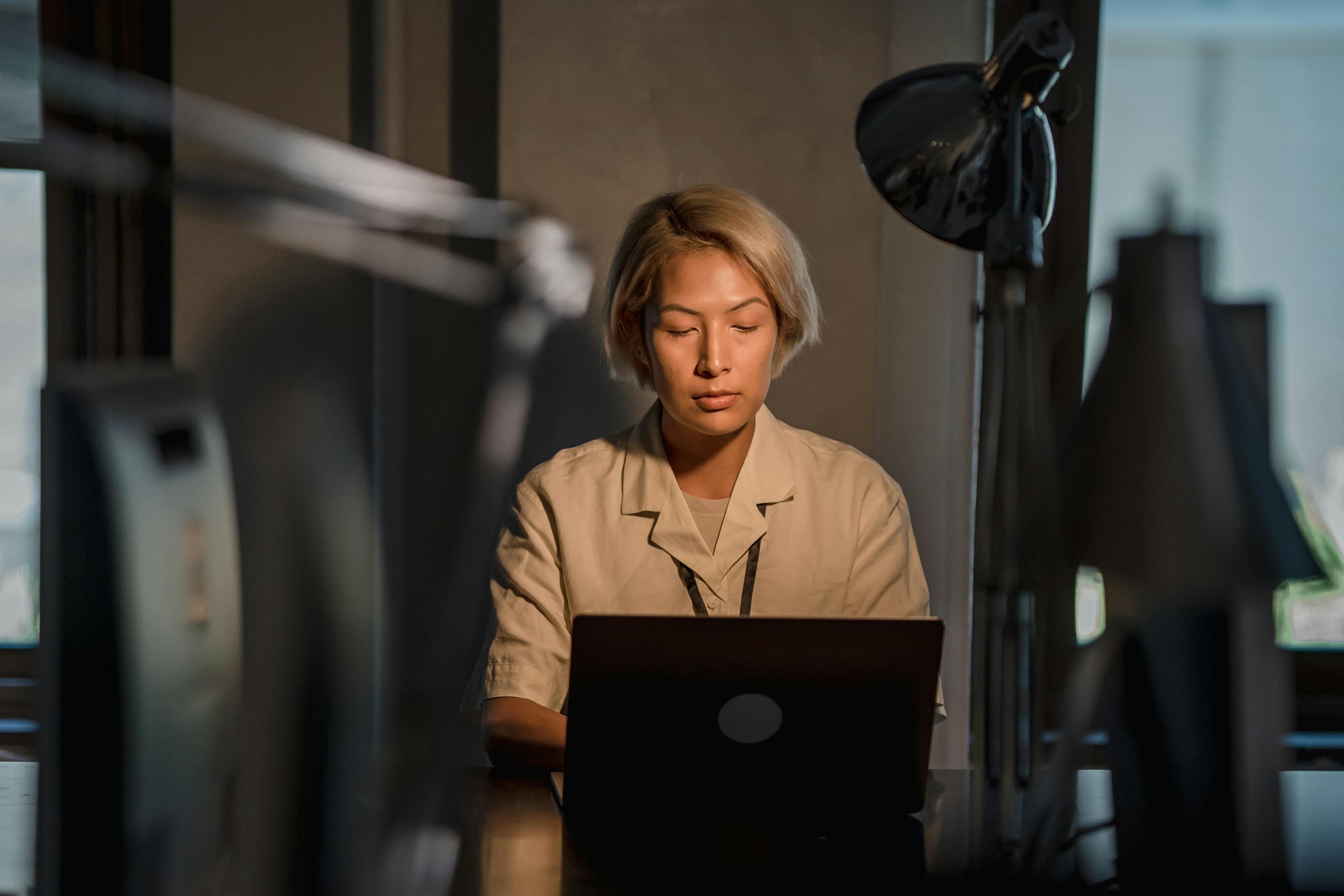 lam them gio,  om them viec,  thang tien su nghiep,  lam viec cham chi,  nac thang su nghiep anh 4