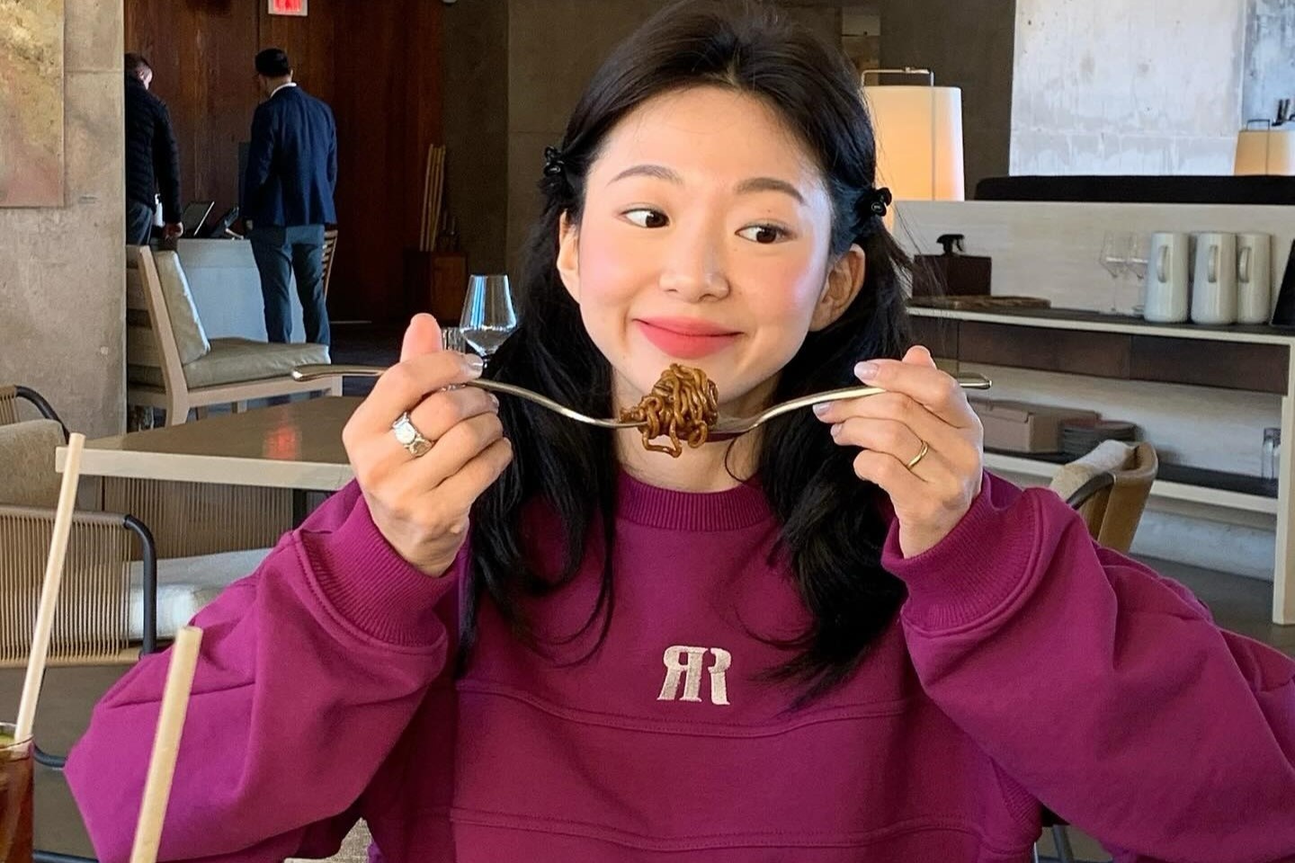 Gen Z bot ky thi 'an toi mot minh' hinh anh