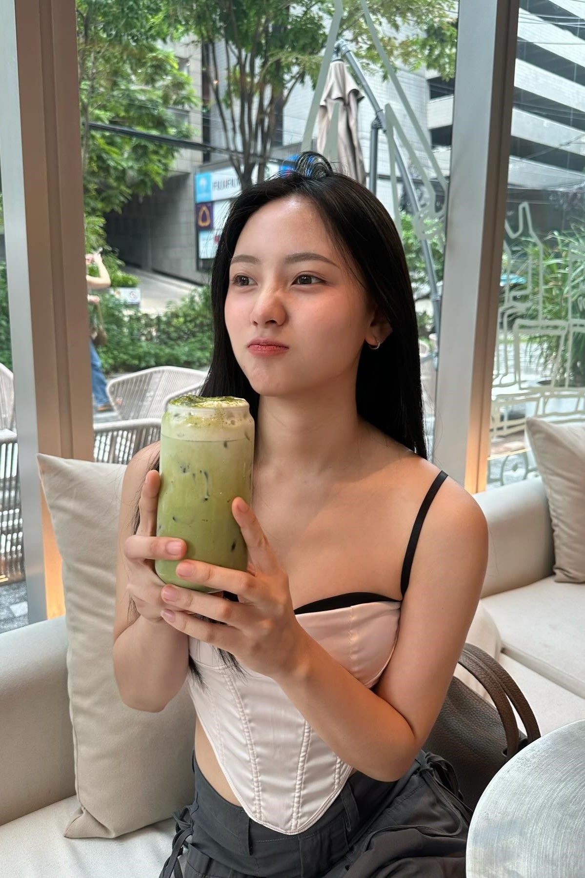 con sot matcha latte,  gioi tre anh,  trao luu matcha, cach pha matcha tai nha,  mua bot matcha anh 4