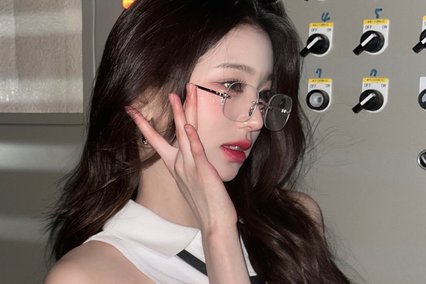 Dua nhau tiem botox vao tay hinh anh