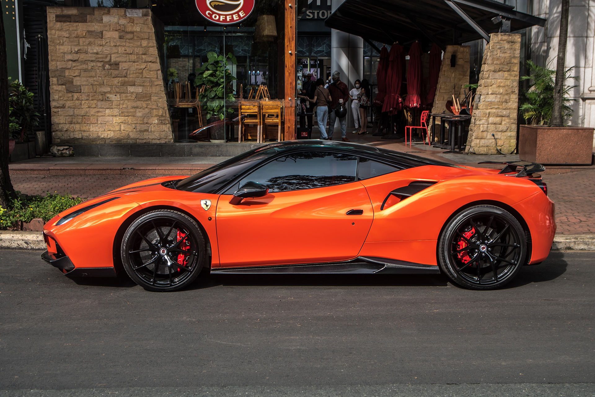 errari 488 GTB cua Hoa hau Ao dai anh 16