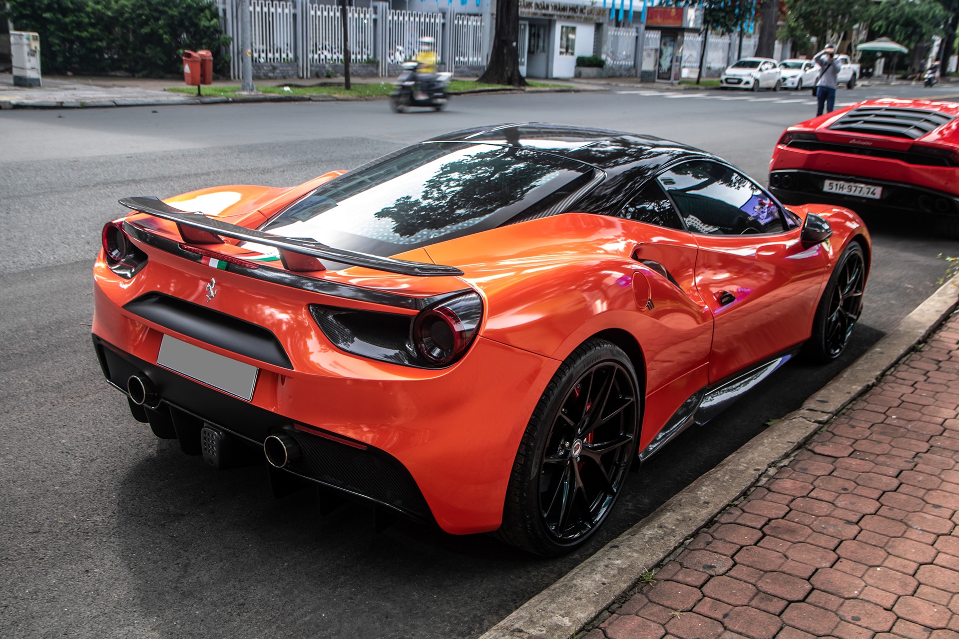 errari 488 GTB cua Hoa hau Ao dai anh 5