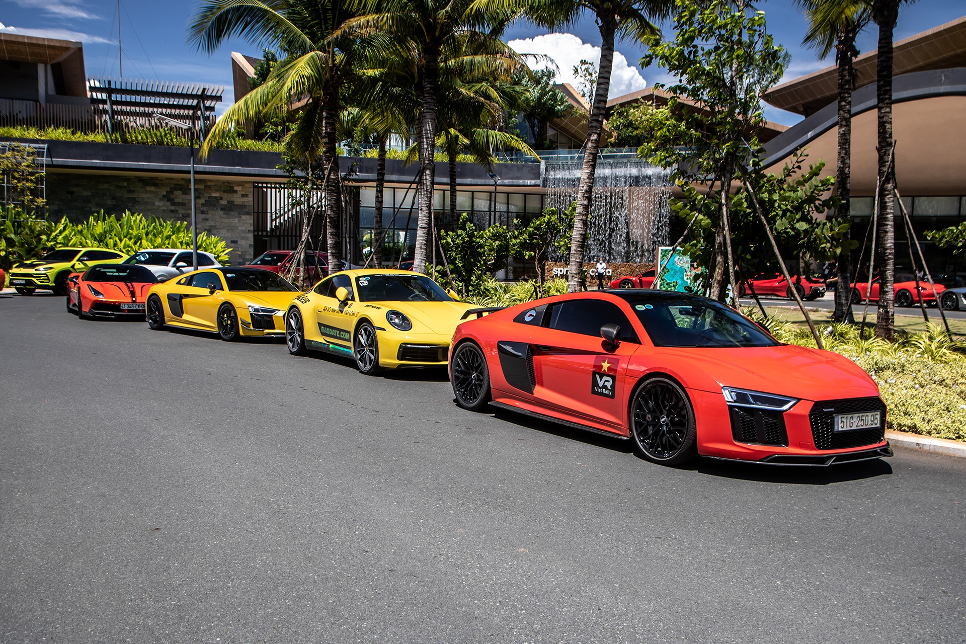 Hanh trinh sieu xe dau tien hau gian cach xa hoi hinh anh