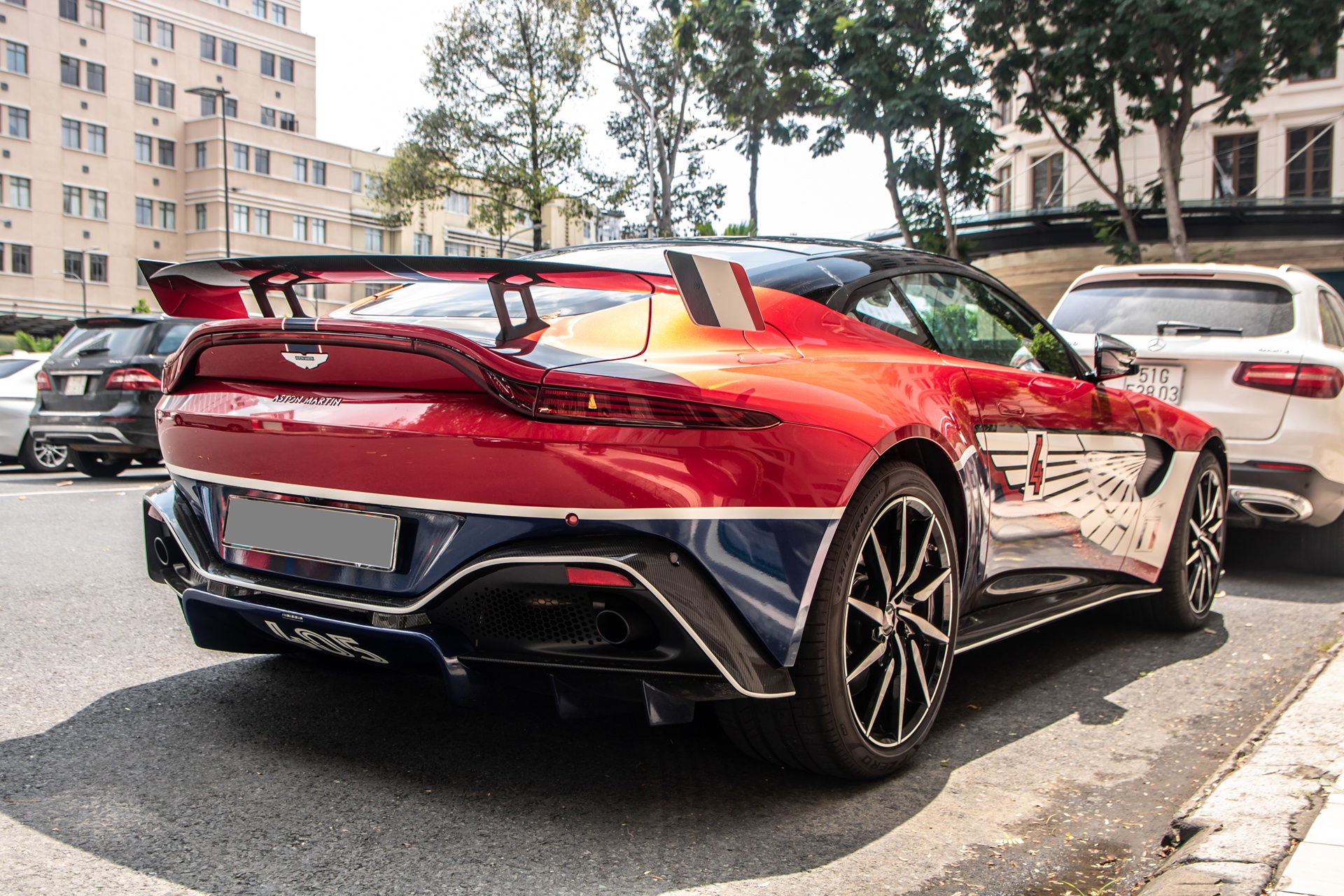 Aston Martin V8 Vantage cua Minh Nhua tai xuat anh 9