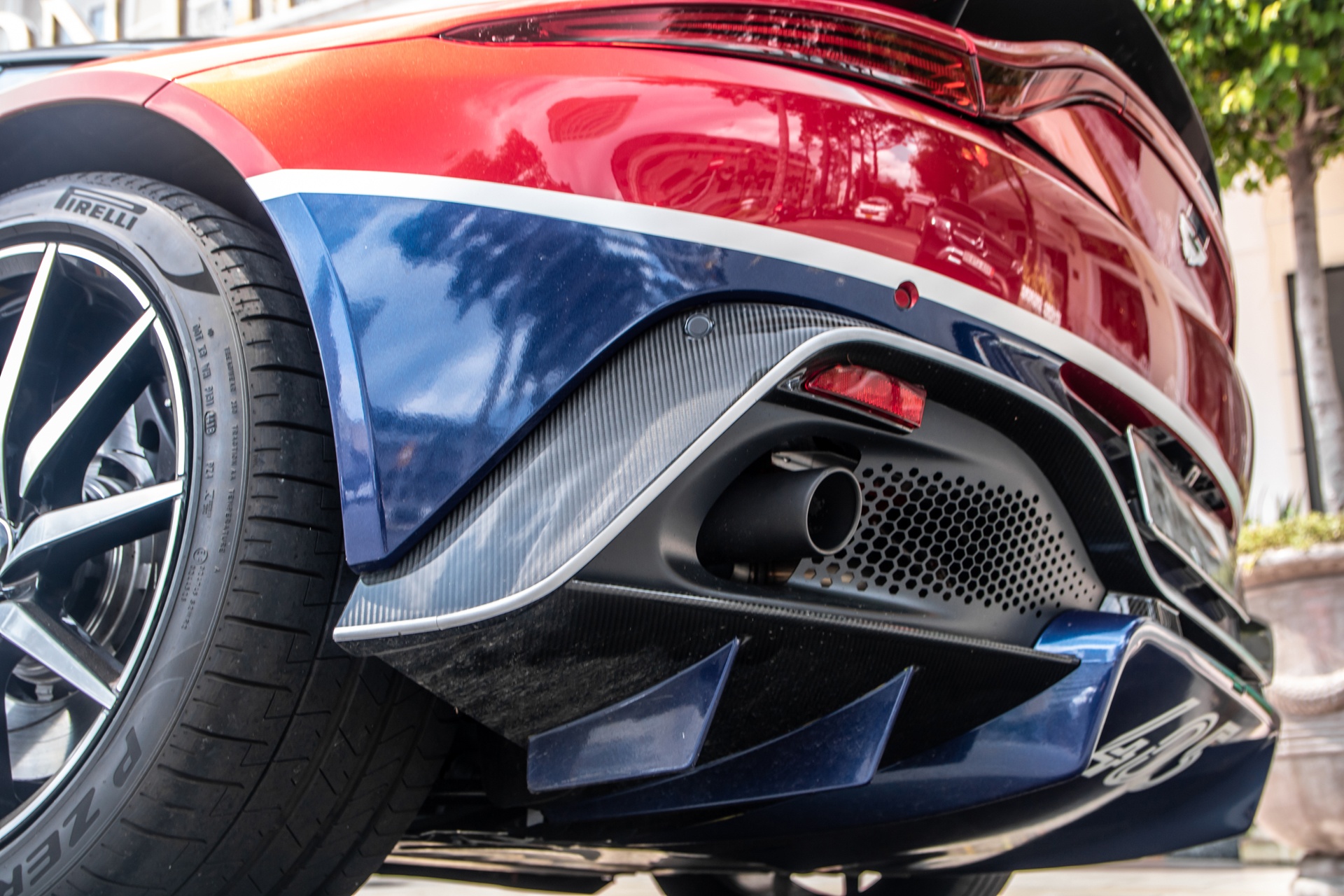 Aston Martin V8 Vantage của Minh Nhựa tái xuất ảnh 8 Aston Martin V8 Vantage cua Minh Nhua tai xuat anh 8